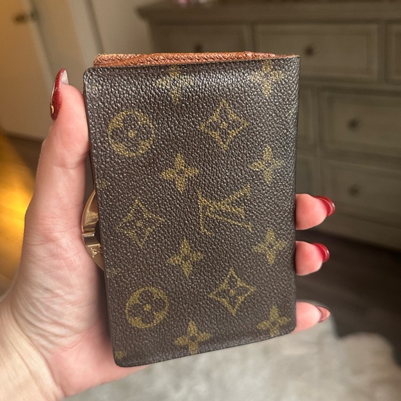 Louis Vuitton kiss lock wallet - Picture 3 of 14